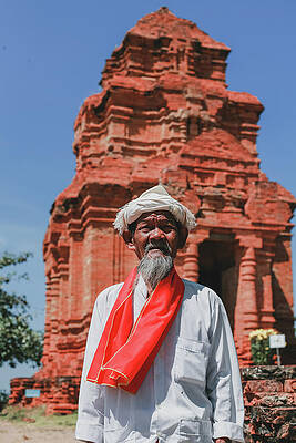 The man holds the tower Champa by Tran Minh Quan The man holds the tower Champa by Tran Minh Quan