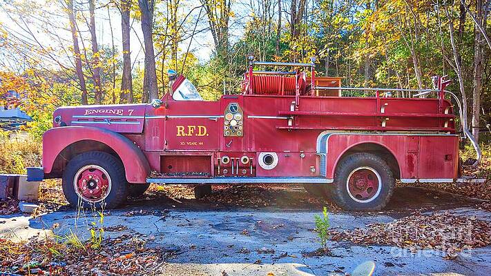 https://render.fineartamerica.com/images/images-profile-flow/400/images/artworkimages/mediumlarge/1/vintage-fire-truck-south-weare-new-hampshire-edward-fielding.jpg