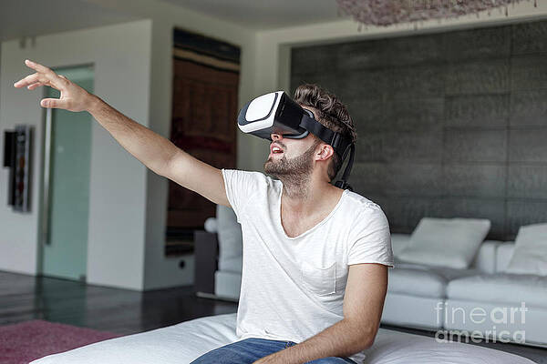 Wall Art - Photograph - Man Using Virtual Reality Headset #3 by Science Photo Library