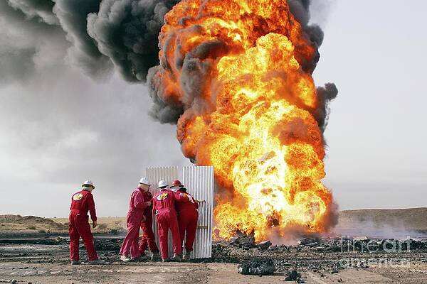 Wall Art - Photograph - Fighting Iraqi Oil Well Fires #6 by Science Photo Library