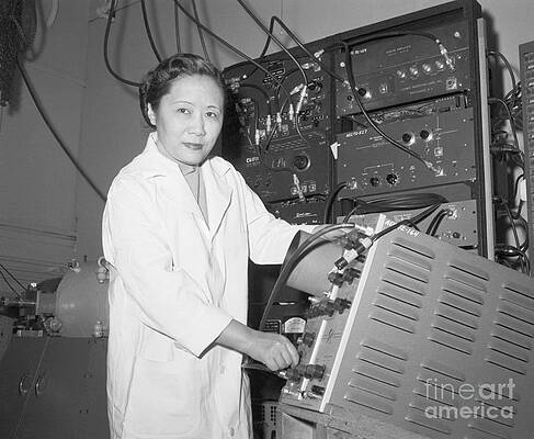 Wall Art - Photograph - Chien-shiung Wu In A Laboratory by Bettmann