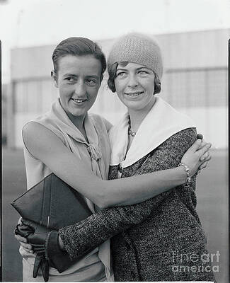 Wall Art - Photograph - Elinor Smith And Bobbie Trout Hugging by Bettmann