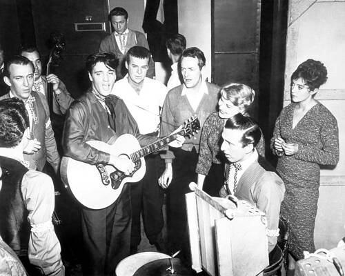 Wall Art - Photograph - Elvis Presley Singing And Playing Guitar by Globe Photos