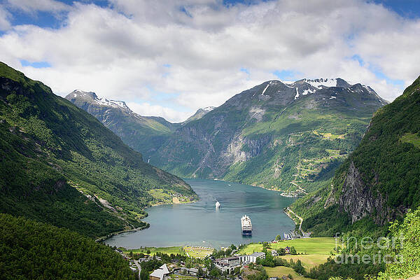 Bild auf Leinwand Fensterblick Geiranger Fjord Schöne Natur Norwegen Luftbildauf