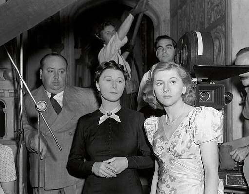Wall Art - Photograph - JOAN FONTAINE , JUDITH ANDERSON and ALFRED HITCHCOCK in REBECCA -1940-. by Album