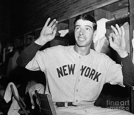 Wall Art - Photograph - Joe Dimaggio Making Zeros With Fingers by Bettmann