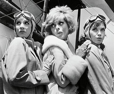 Wall Art - Photograph - JULIE ANDREWS , CAROL CHANNING and MARY TYLER MOORE in THOROUGHLY MODERN MILLIE -1967-. by Album