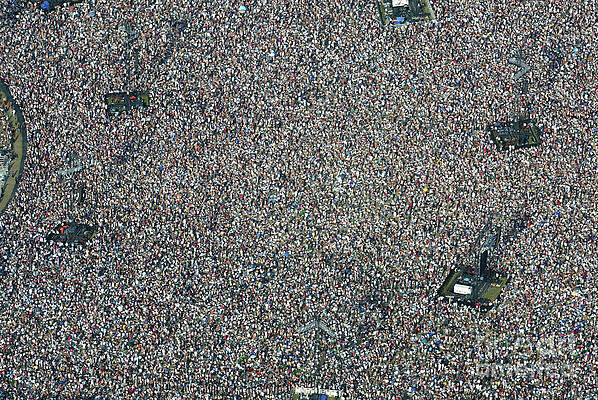Knebworth Robbie Williams Crowd by Glenn Harvey