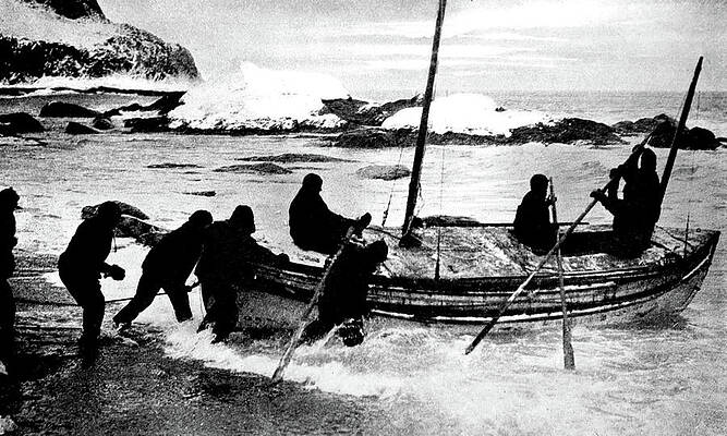 Wall Art - Photograph - Launching The James Caird, 1916 by Science Source