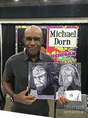 Michael Dorn with Artwork by Bill Richards Michael Dorn with Artwork by Bill Richards