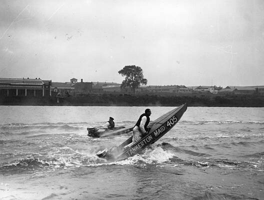 Nose In The Air Print by Hulton Archive