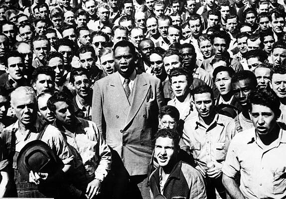 Wall Art - Photograph - Paul Robeson Singing With Workers, 1942 by Science Source