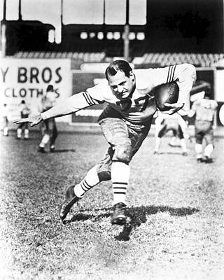 Wall Art - Photograph - Red Grange Playing Football by Globe Photos