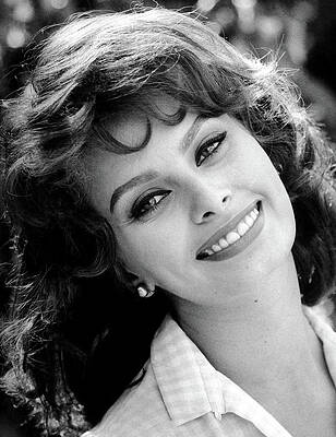 Wall Art - Photograph - Sophia Loren In The Garden II by Globe Photos