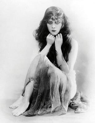 Wall Art - Photograph - THEDA BARA in A FOOL THERE WAS -1915-. by Album