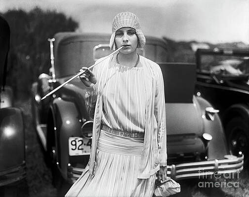 Wall Art - Photograph - Woman Holding Long Cigarette Holder by Bettmann