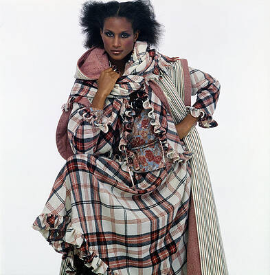 Wall Art - Photograph - Beverly Johnson In An Emanuel Ungaro Ensemble by Albert Watson