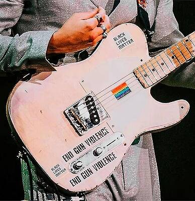 Guitar Vintage by Anthony Davies