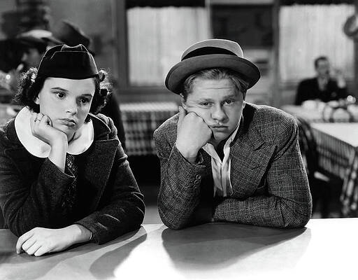 Wall Art - Photograph - MICKEY ROONEY and JUDY GARLAND in THOROUGHBREDS DON'T CRY -1937-, directed by ALFRED E. GREEN. by Album