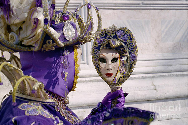 Mirroring violet mask by Riccardo Mottola Mirroring violet mask by Riccardo Mottola