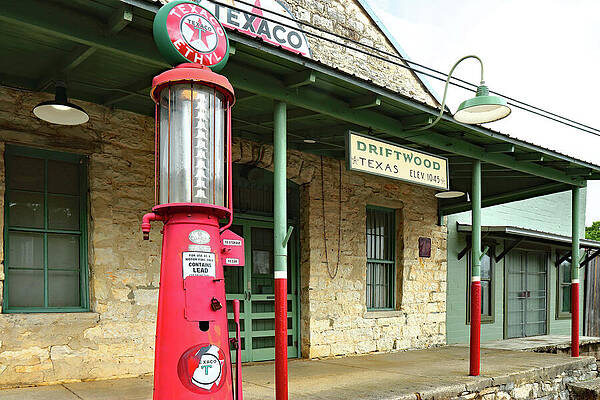 Wall Art - Photograph - Old Texas Gas Station by Rick Perkins