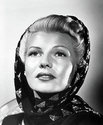 Wall Art - Photograph - RITA HAYWORTH in THE LADY FROM SHANGHAI -1947-, directed by ORSON WELLES. by Album