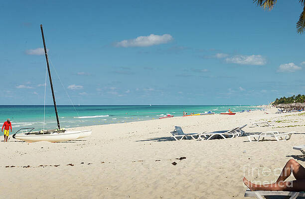 Sandy beach in Varadero, Cuba by Les Palenik Sandy beach in Varadero, Cuba by Les Palenik