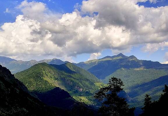 Sky meets the peaks by Tanmay Bakshi