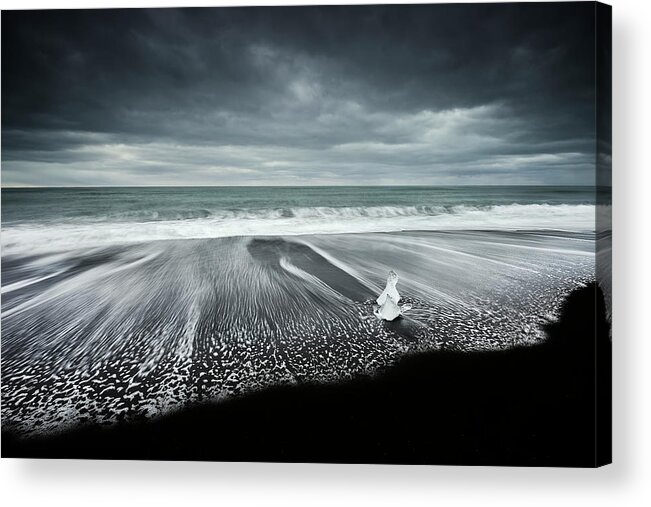 Tranquility Acrylic Print featuring the photograph Going Home For Christmas by Cresende
