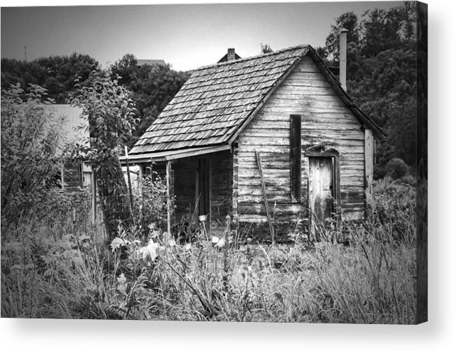 Ninilchik Cottage Bw Acrylic Print featuring the photograph Ninilchik Cottage BW by Phyllis Taylor