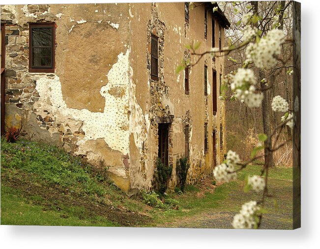 Pennsylvania Acrylic Print featuring the photograph Old house in Pennsylvania by Emanuel Tanjala