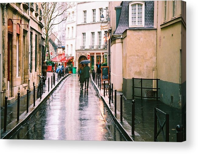 Paris Acrylic Print featuring the photograph Couple In Rain by Claude Taylor