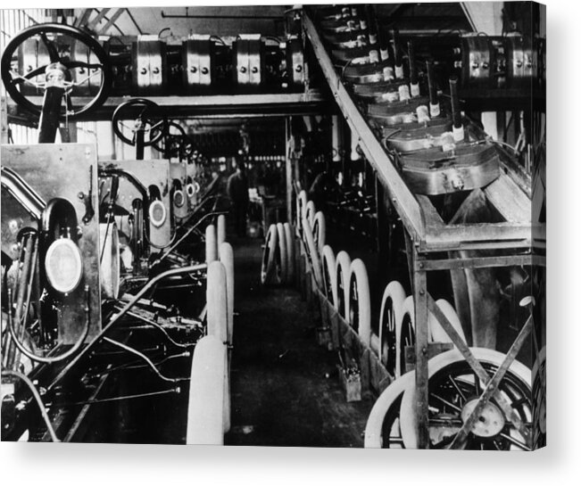 1910-1919 Acrylic Print featuring the photograph Moving Assembly Line by Hulton Archive