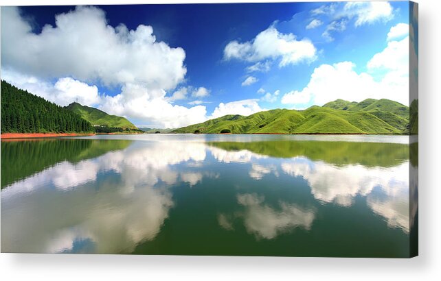 Water's Edge Acrylic Print featuring the photograph Heavenly Lake In Quanzhou by Bihaibo