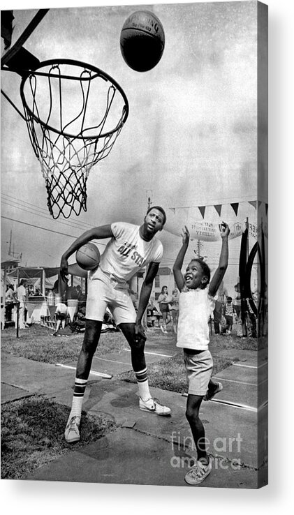 Nba Pro Basketball Acrylic Print featuring the photograph Bob Lanier #1 by Nba Photos