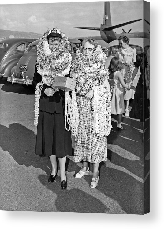 1947 Acrylic Print featuring the photograph Hawaiian Tourists With Leis by Underwood Archives