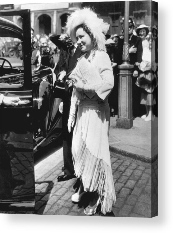 1 Person Acrylic Print featuring the photograph Queen Elizabeth Fashion by Underwood Archives