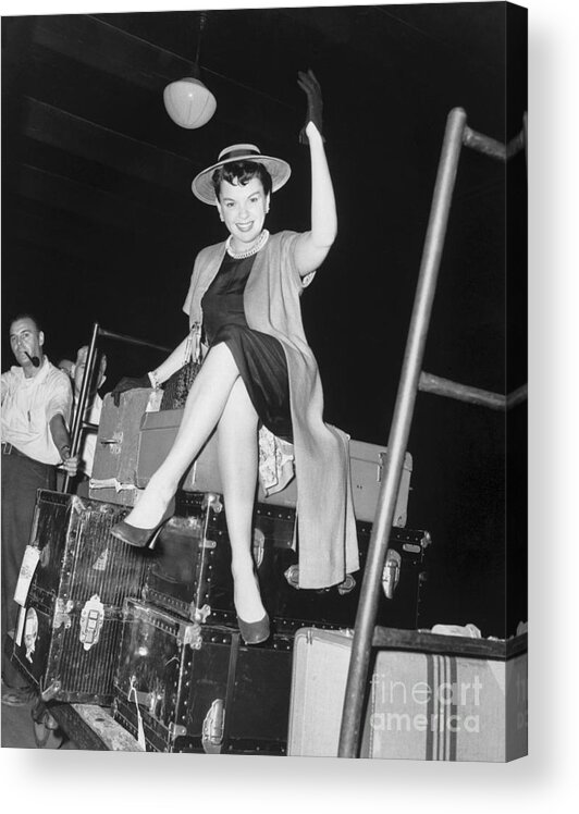 People Acrylic Print featuring the photograph Judy Garland In Penn Station by Bettmann