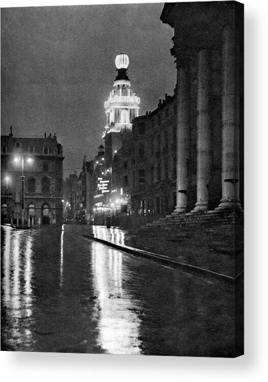 Avenue Acrylic Print featuring the photograph Wet Weather In Trafalgar Square by Print Collector