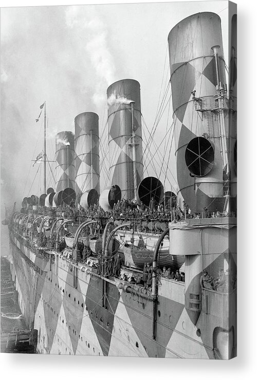 1918 Acrylic Print featuring the photograph Wwi, Rms Mauretania, Dazzle Camouflage by Science Source