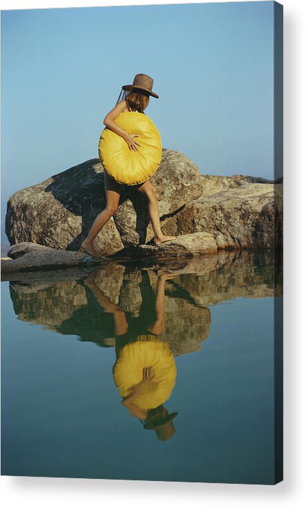Costa Smeralda Acrylic Print featuring the photograph Finding A Spot by Slim Aarons