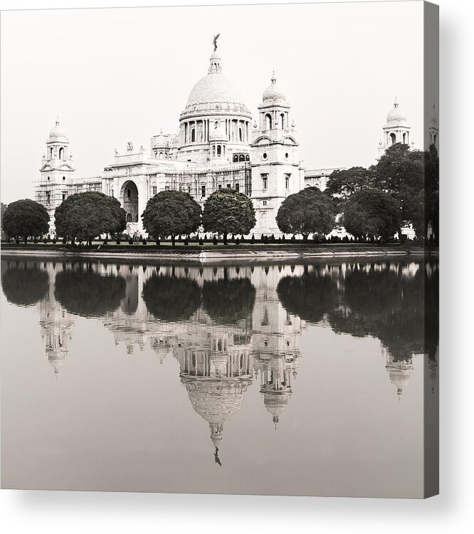 Queen Acrylic Print featuring the photograph Victoria Memorial by Scott Wyatt