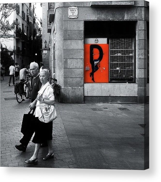 Bestphoto Acrylic Print featuring the photograph Couple In Barcelona by Ric Spencer