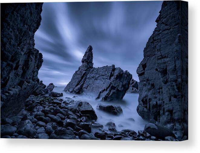 Seascape Canvas Print featuring the photograph Crescent Head by Jingshu Zhu