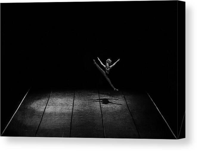Stage Canvas Print featuring the photograph Kinetic by Nemanja Jovanovic