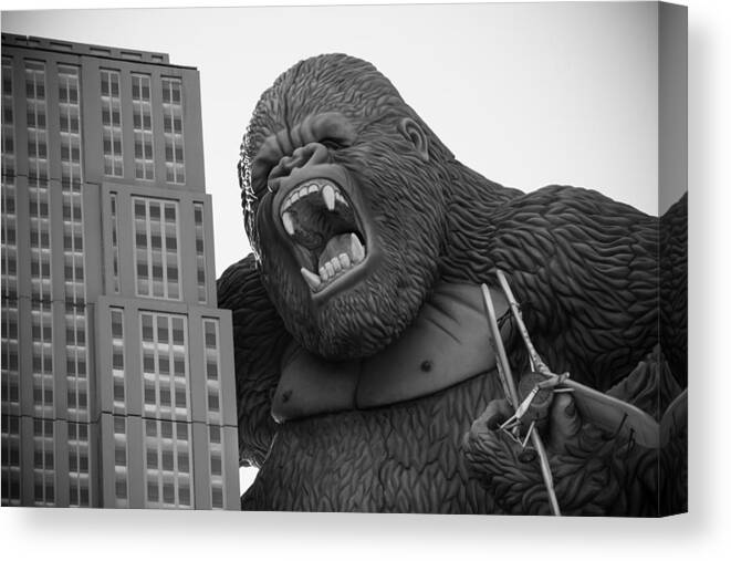 Steven Bateson Canvas Print featuring the photograph Kong Attack by Steven Bateson