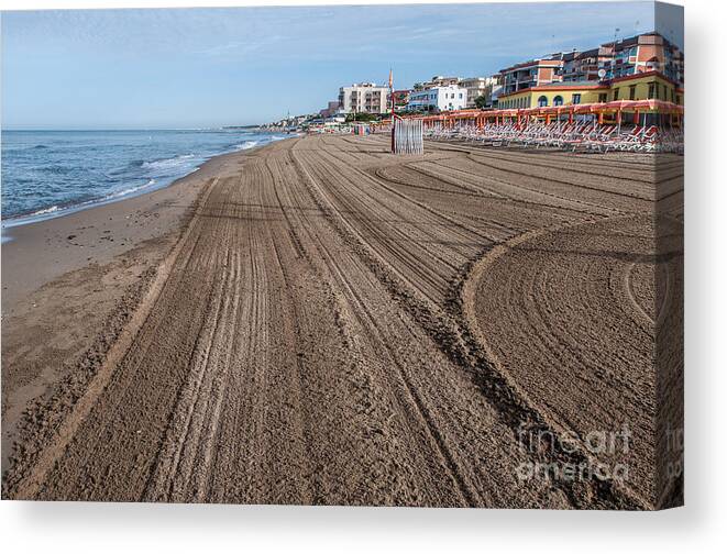 Beach Canvas Print featuring the photograph Lavinio's beach by Stefano Carocci
