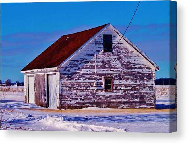  Canvas Print featuring the photograph Lenewee Farm Out Building by Daniel Thompson
