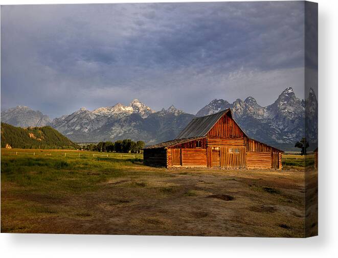 Moultons Barn Canvas Print featuring the photograph Moulton's Barn by Rob Hemphill