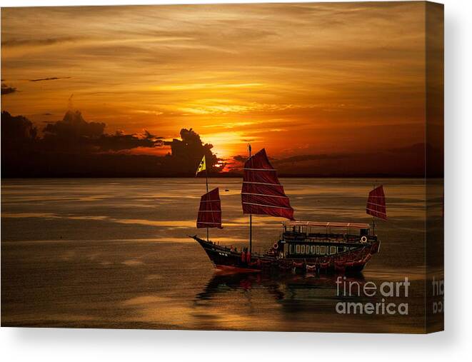 Sanpan Canvas Print featuring the photograph Sanpan Sunset by Shirley Mangini